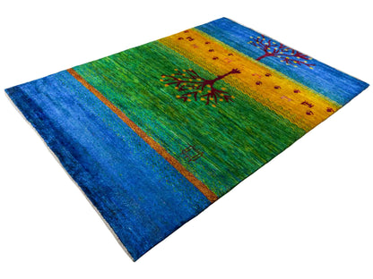 Moderner, handgeknüpfter Indo Loribaft Orientteppich von Khademi aus Sari Seide, blau, grün, gelb. Nomadisches Lebensbaum-Design. Von Hand geknüpft in Indien. Größe: 237x169cm. Teppichnummer: KB4-1503. Verkauf durch Jupiter Intl.