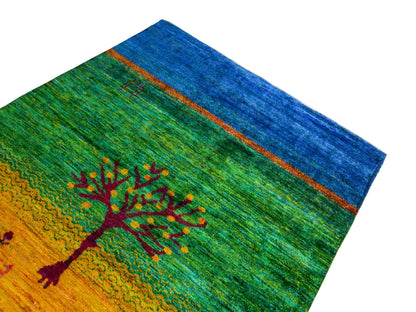 Moderner, handgeknüpfter Indo Loribaft Orientteppich von Khademi aus Sari Seide, blau, grün, gelb. Nomadisches Lebensbaum-Design. Von Hand geknüpft in Indien. Größe: 237x169cm. Teppichnummer: KB4-1503. Verkauf durch Jupiter Intl.