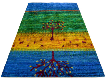 Moderner, handgeknüpfter Indo Loribaft Orientteppich von Khademi aus Sari Seide, blau, grün, gelb. Nomadisches Lebensbaum-Design. Von Hand geknüpft in Indien. Größe: 237x169cm. Teppichnummer: KB4-1503. Verkauf durch Jupiter Intl.