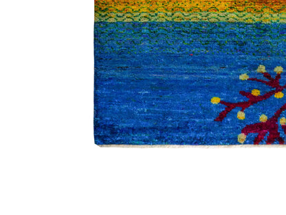 Moderner, handgeknüpfter Indo Loribaft Orientteppich von Khademi aus Sari Seide, blau, grün, gelb. Nomadisches Lebensbaum-Design. Von Hand geknüpft in Indien. Größe: 237x169cm. Teppichnummer: KB4-1503. Verkauf durch Jupiter Intl.