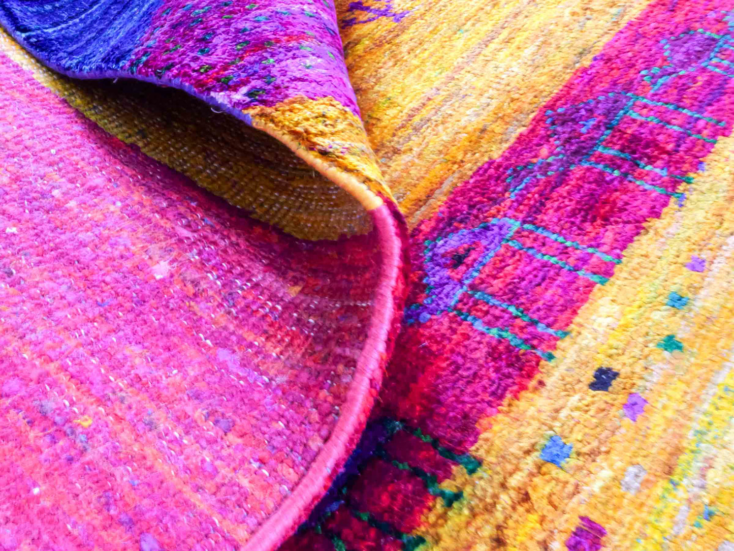Moderner, handgeknüpfter Indo Loribaft Orientteppich von Khademi aus Sari Seide, blau, gelb, rot. Abstraktes Nomaden-Design. Von Hand geknüpft in Indien. Größe: 262x172cm. Teppichnummer: KB4-1502. Verkauf durch Jupiter Intl.