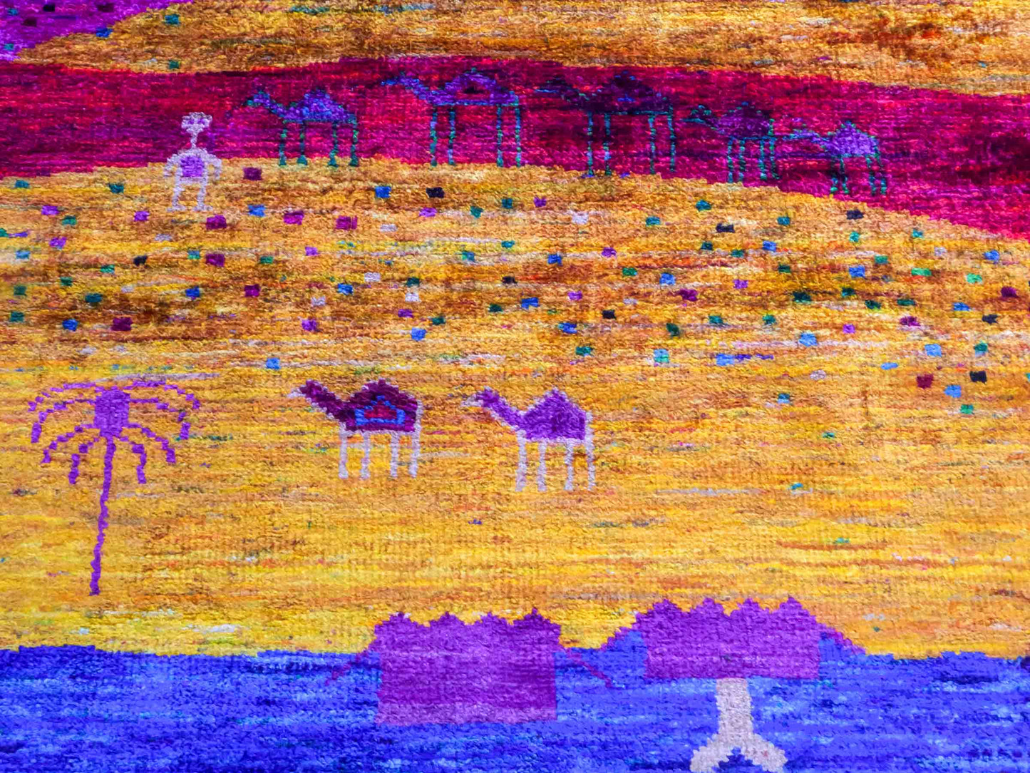 Moderner, handgeknüpfter Indo Loribaft Orientteppich von Khademi aus Sari Seide, blau, gelb, rot. Abstraktes Nomaden-Design. Von Hand geknüpft in Indien. Größe: 262x172cm. Teppichnummer: KB4-1502. Verkauf durch Jupiter Intl.