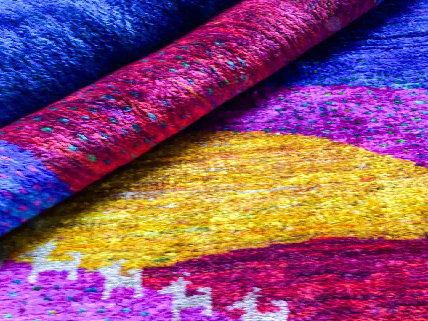 Moderner, handgeknüpfter Indo Loribaft Orientteppich von Khademi aus Sari Seide, blau, gelb, rot. Abstraktes Nomaden-Design. Von Hand geknüpft in Indien. Größe: 262x172cm. Teppichnummer: KB4-1502. Verkauf durch Jupiter Intl.