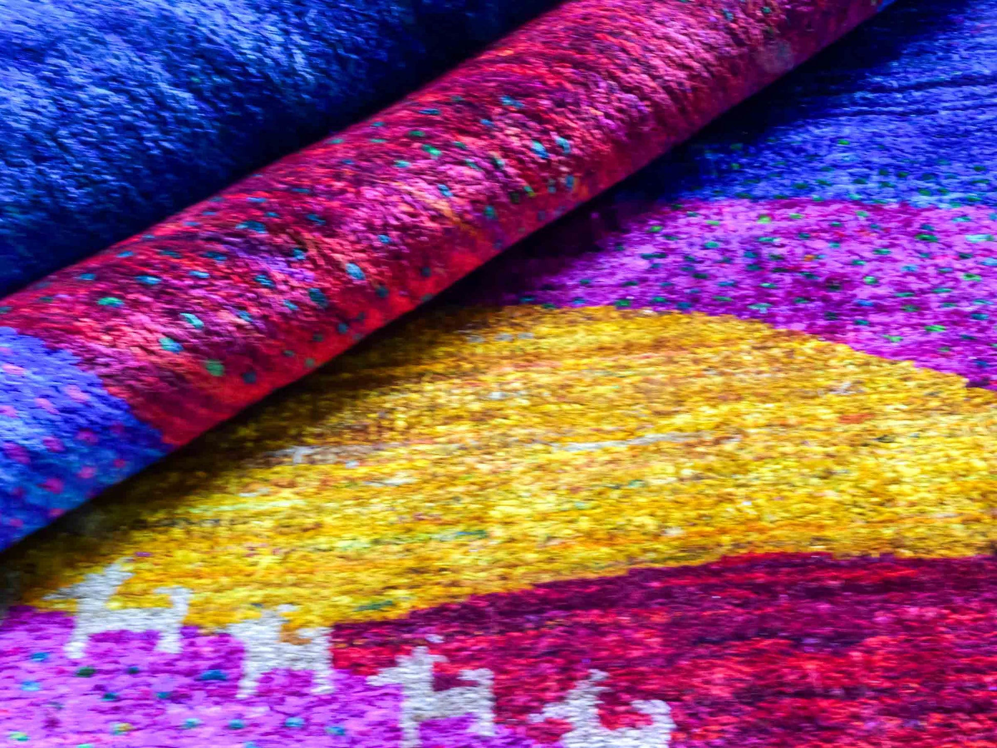 Moderner, handgeknüpfter Indo Loribaft Orientteppich von Khademi aus Sari Seide, blau, gelb, rot. Abstraktes Nomaden-Design. Von Hand geknüpft in Indien. Größe: 262x172cm. Teppichnummer: KB4-1502. Verkauf durch Jupiter Intl.