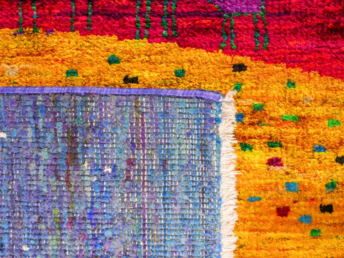 Moderner, handgeknüpfter Indo Loribaft Orientteppich von Khademi aus Sari Seide, blau, gelb, rot. Abstraktes Nomaden-Design. Von Hand geknüpft in Indien. Größe: 262x172cm. Teppichnummer: KB4-1502. Verkauf durch Jupiter Intl.
