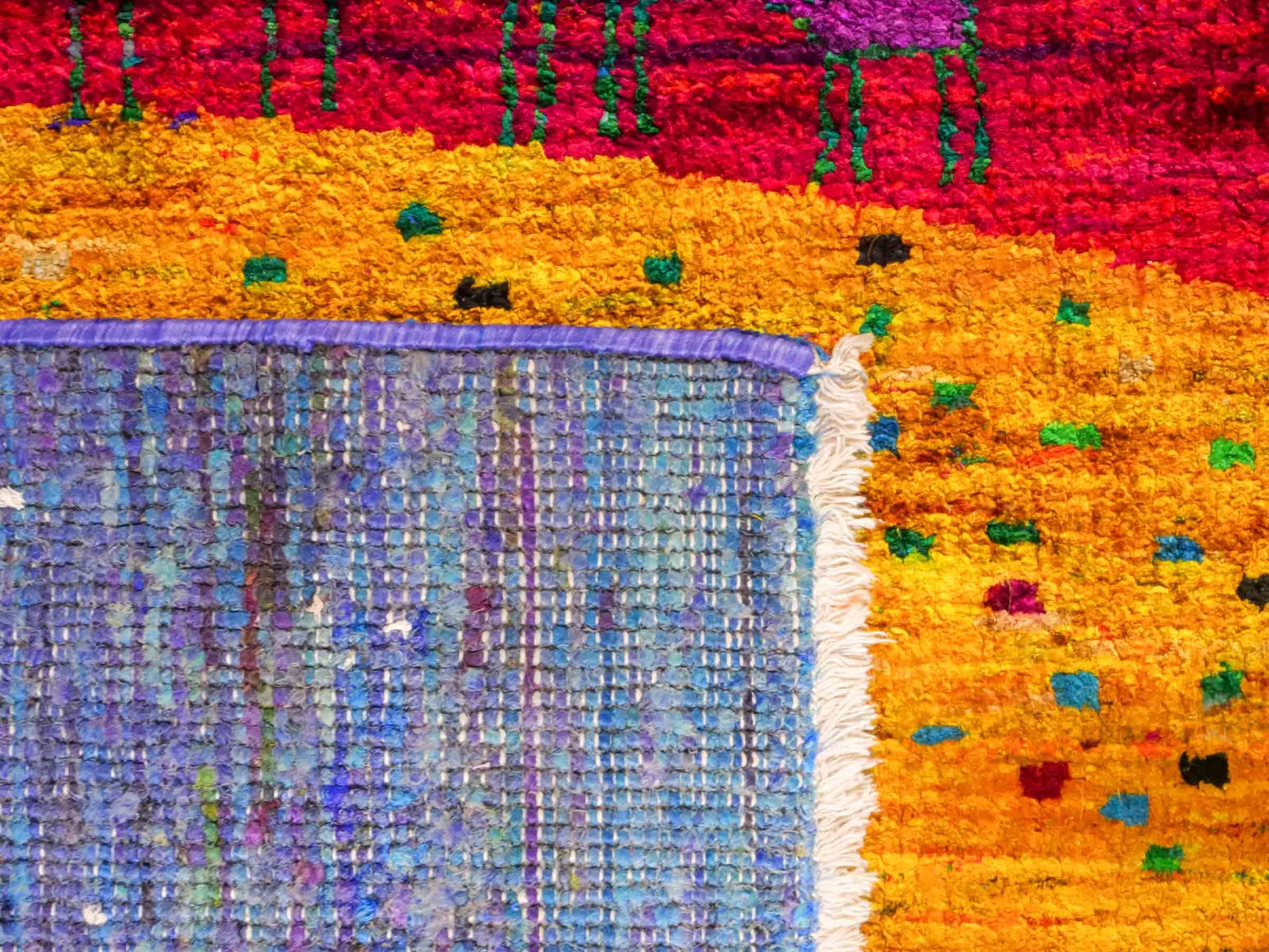 Moderner, handgeknüpfter Indo Loribaft Orientteppich von Khademi aus Sari Seide, blau, gelb, rot. Abstraktes Nomaden-Design. Von Hand geknüpft in Indien. Größe: 262x172cm. Teppichnummer: KB4-1502. Verkauf durch Jupiter Intl.