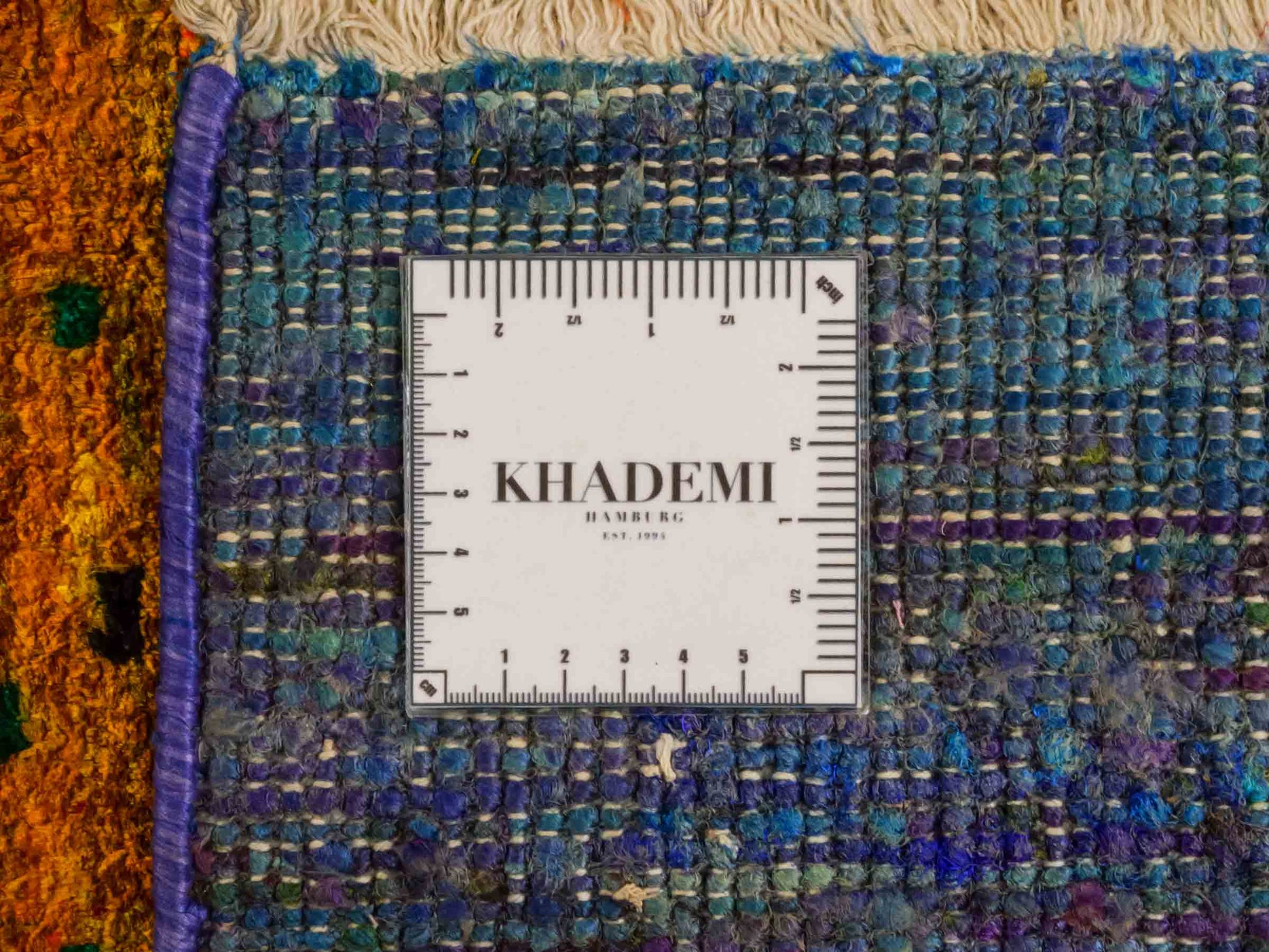 Moderner, handgeknüpfter Indo Loribaft Orientteppich von Khademi aus Sari Seide, blau, gelb, rot. Abstraktes Nomaden-Design. Von Hand geknüpft in Indien. Größe: 262x172cm. Teppichnummer: KB4-1502. Verkauf durch Jupiter Intl.