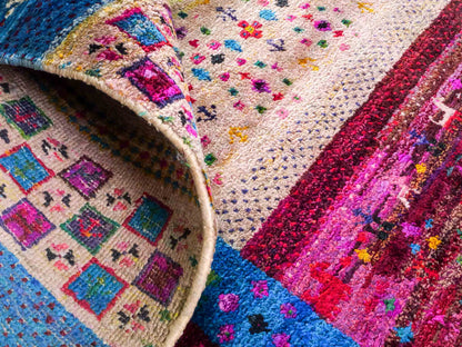 Moderner, handgeknüpfter Indo Loribaft Orientteppich von Khademi aus Sari Seide, rot, mehrfarbig. Geometrisches Nomaden-Design. Von Hand geknüpft in Indien. Größe: 276x182cm. Teppichnummer: KB4-1500. Verkauf durch Jupiter Intl.