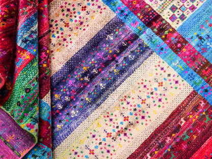 Moderner, handgeknüpfter Indo Loribaft Orientteppich von Khademi aus Sari Seide, rot, mehrfarbig. Geometrisches Nomaden-Design. Von Hand geknüpft in Indien. Größe: 276x182cm. Teppichnummer: KB4-1500. Verkauf durch Jupiter Intl.