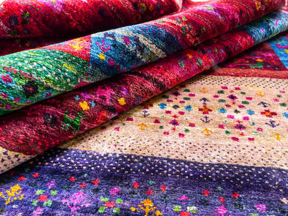 Moderner, handgeknüpfter Indo Loribaft Orientteppich von Khademi aus Sari Seide, rot, mehrfarbig. Geometrisches Nomaden-Design. Von Hand geknüpft in Indien. Größe: 276x182cm. Teppichnummer: KB4-1500. Verkauf durch Jupiter Intl.