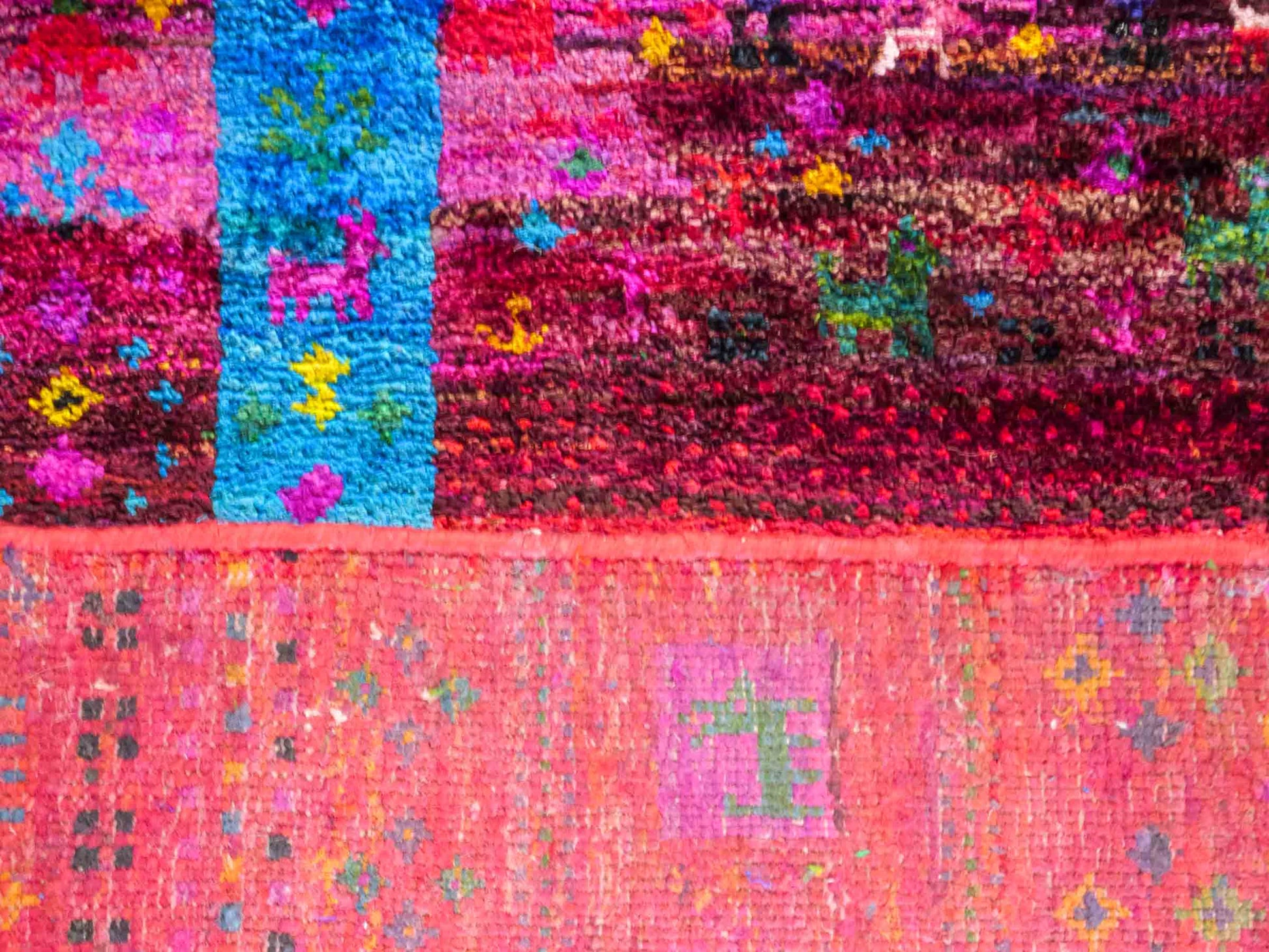 Moderner, handgeknüpfter Indo Loribaft Orientteppich von Khademi aus Sari Seide, rot, mehrfarbig. Geometrisches Nomaden-Design. Von Hand geknüpft in Indien. Größe: 276x182cm. Teppichnummer: KB4-1500. Verkauf durch Jupiter Intl.