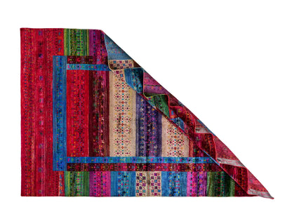 Moderner, handgeknüpfter Indo Loribaft Orientteppich von Khademi aus Sari Seide, rot, mehrfarbig. Geometrisches Nomaden-Design. Von Hand geknüpft in Indien. Größe: 276x182cm. Teppichnummer: KB4-1500. Verkauf durch Jupiter Intl.