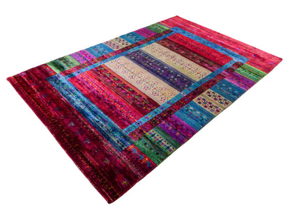 Moderner, handgeknüpfter Indo Loribaft Orientteppich von Khademi aus Sari Seide, rot, mehrfarbig. Geometrisches Nomaden-Design. Von Hand geknüpft in Indien. Größe: 276x182cm. Teppichnummer: KB4-1500. Verkauf durch Jupiter Intl.