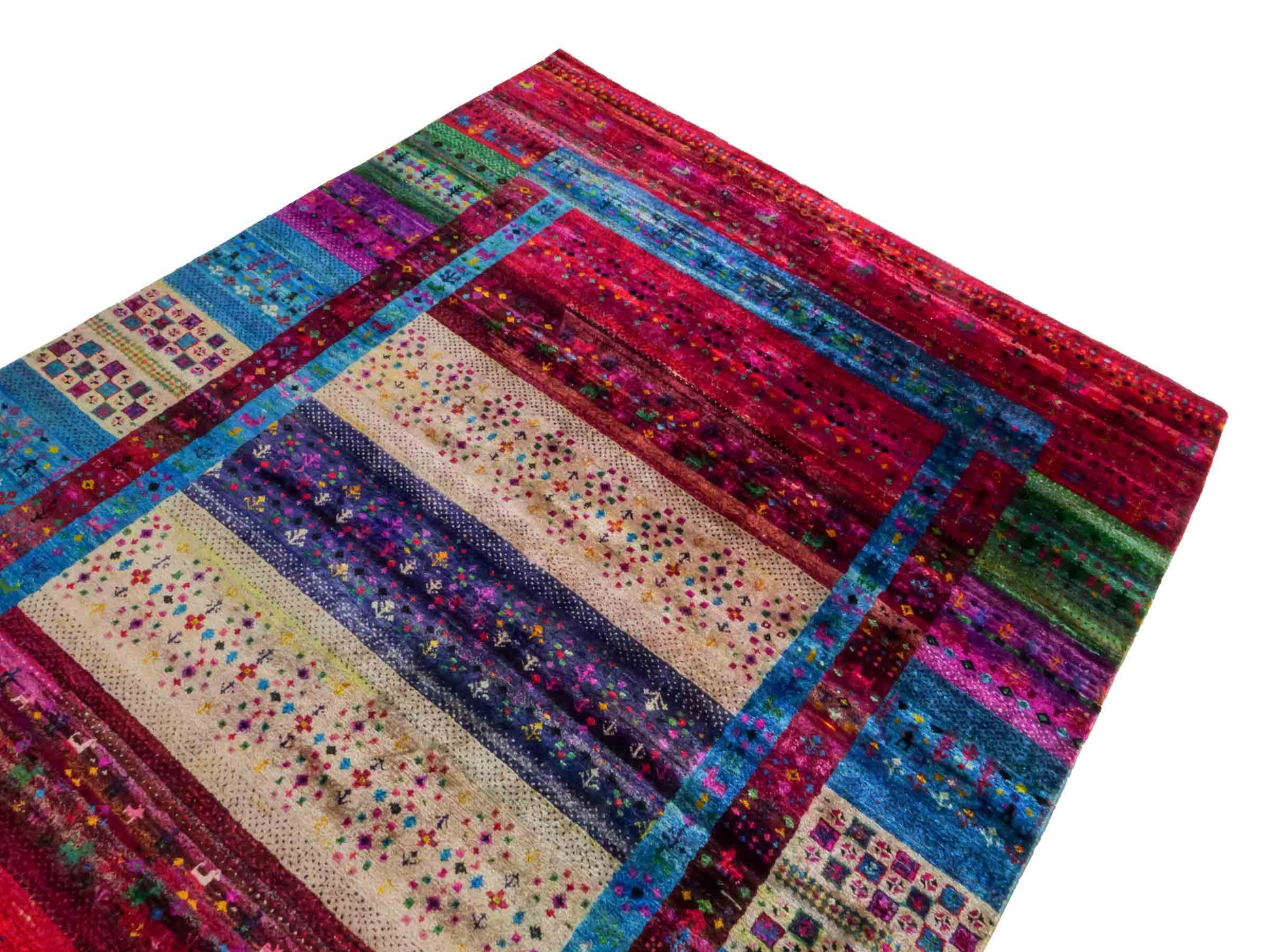 Moderner, handgeknüpfter Indo Loribaft Orientteppich von Khademi aus Sari Seide, rot, mehrfarbig. Geometrisches Nomaden-Design. Von Hand geknüpft in Indien. Größe: 276x182cm. Teppichnummer: KB4-1500. Verkauf durch Jupiter Intl.