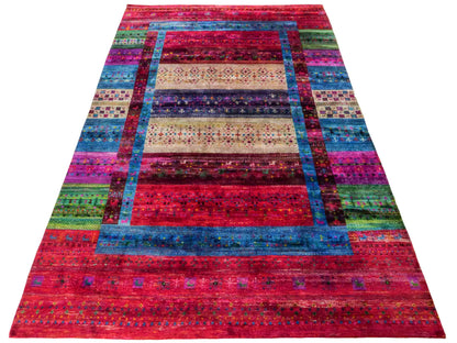 Moderner, handgeknüpfter Indo Loribaft Orientteppich von Khademi aus Sari Seide, rot, mehrfarbig. Geometrisches Nomaden-Design. Von Hand geknüpft in Indien. Größe: 276x182cm. Teppichnummer: KB4-1500. Verkauf durch Jupiter Intl.