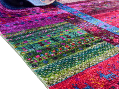 Moderner, handgeknüpfter Indo Loribaft Orientteppich von Khademi aus Sari Seide, rot, mehrfarbig. Geometrisches Nomaden-Design. Von Hand geknüpft in Indien. Größe: 276x182cm. Teppichnummer: KB4-1500. Verkauf durch Jupiter Intl.