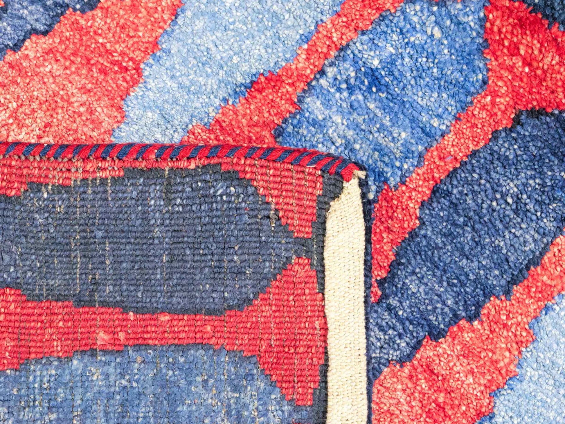 Handgeknüpfter Indo Loribaft Orientteppich von Khademi aus Viskose, Nomaden-Design, rot, blau. Von Hand geknüpft in Indien. Größe: 89x63cm. Teppichnummer: KB4-1742. Verkauf durch Jupiter Intl.