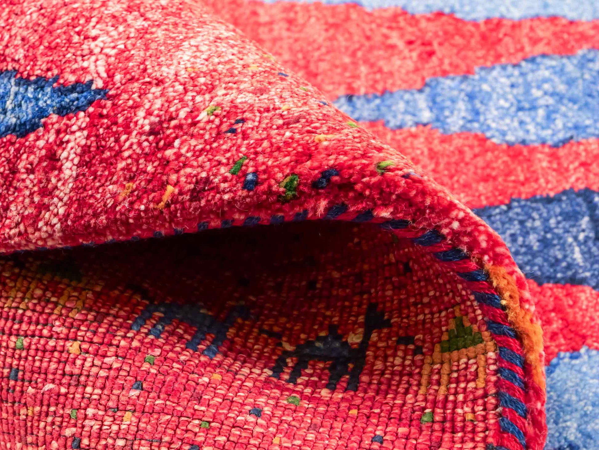 Handgeknüpfter Indo Loribaft Orientteppich von Khademi aus Viskose, Nomaden-Design, rot, blau. Von Hand geknüpft in Indien. Größe: 89x63cm. Teppichnummer: KB4-1742. Verkauf durch Jupiter Intl.