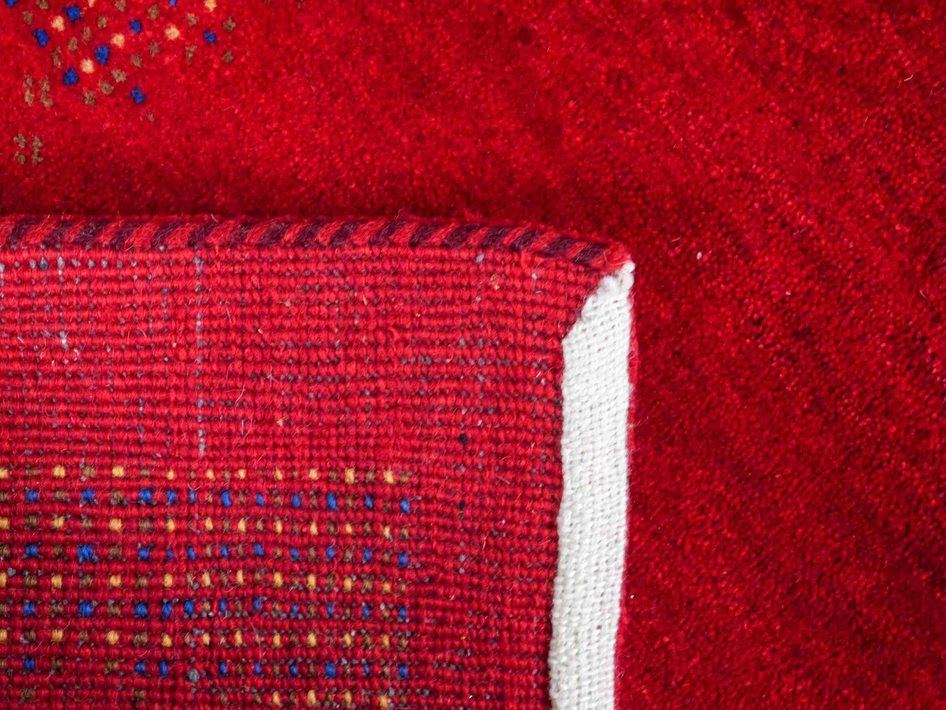 Handgeknüpfter Indo Loribaft Orientteppich von Khademi aus Wolle, rot. Geometrisches Nomaden-Design. Von Hand geknüpft in Indien. Größe: 100x60cm. Teppichnummer: KB4-1750. Verkauf durch Jupiter Intl.