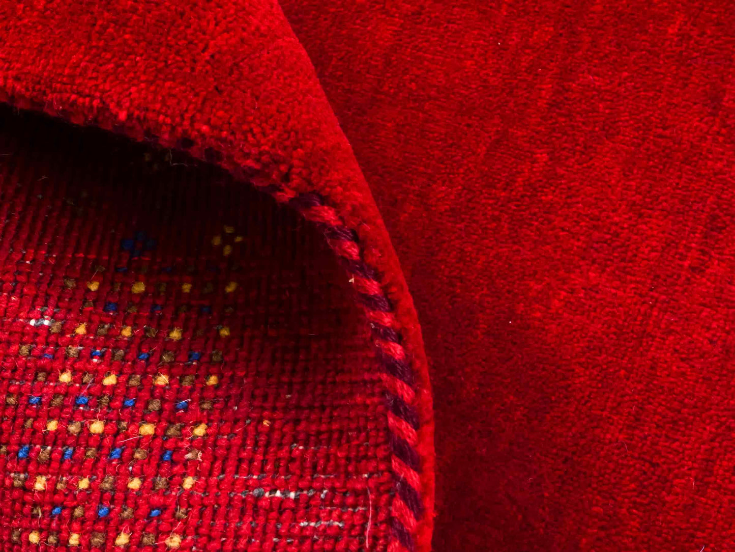 Handgeknüpfter Indo Loribaft Orientteppich von Khademi aus Wolle, rot. Geometrisches Nomaden-Design. Von Hand geknüpft in Indien. Größe: 100x60cm. Teppichnummer: KB4-1750. Verkauf durch Jupiter Intl.