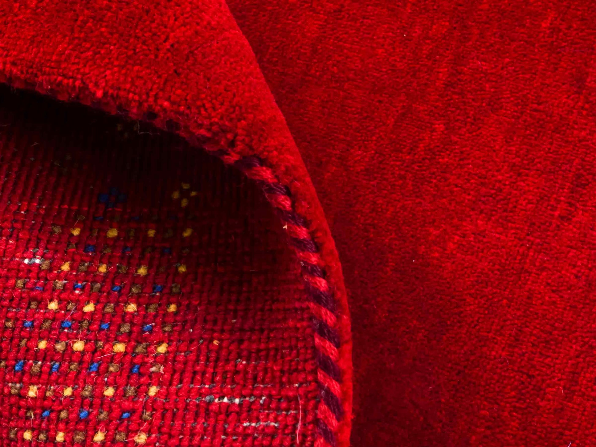 Handgeknüpfter Indo Loribaft Orientteppich von Khademi aus Wolle, rot. Geometrisches Nomaden-Design. Von Hand geknüpft in Indien. Größe: 100x60cm. Teppichnummer: KB4-1750. Verkauf durch Jupiter Intl.