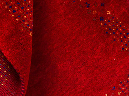 Handgeknüpfter Indo Loribaft Orientteppich von Khademi aus Wolle, rot. Geometrisches Nomaden-Design. Von Hand geknüpft in Indien. Größe: 100x60cm. Teppichnummer: KB4-1750. Verkauf durch Jupiter Intl.