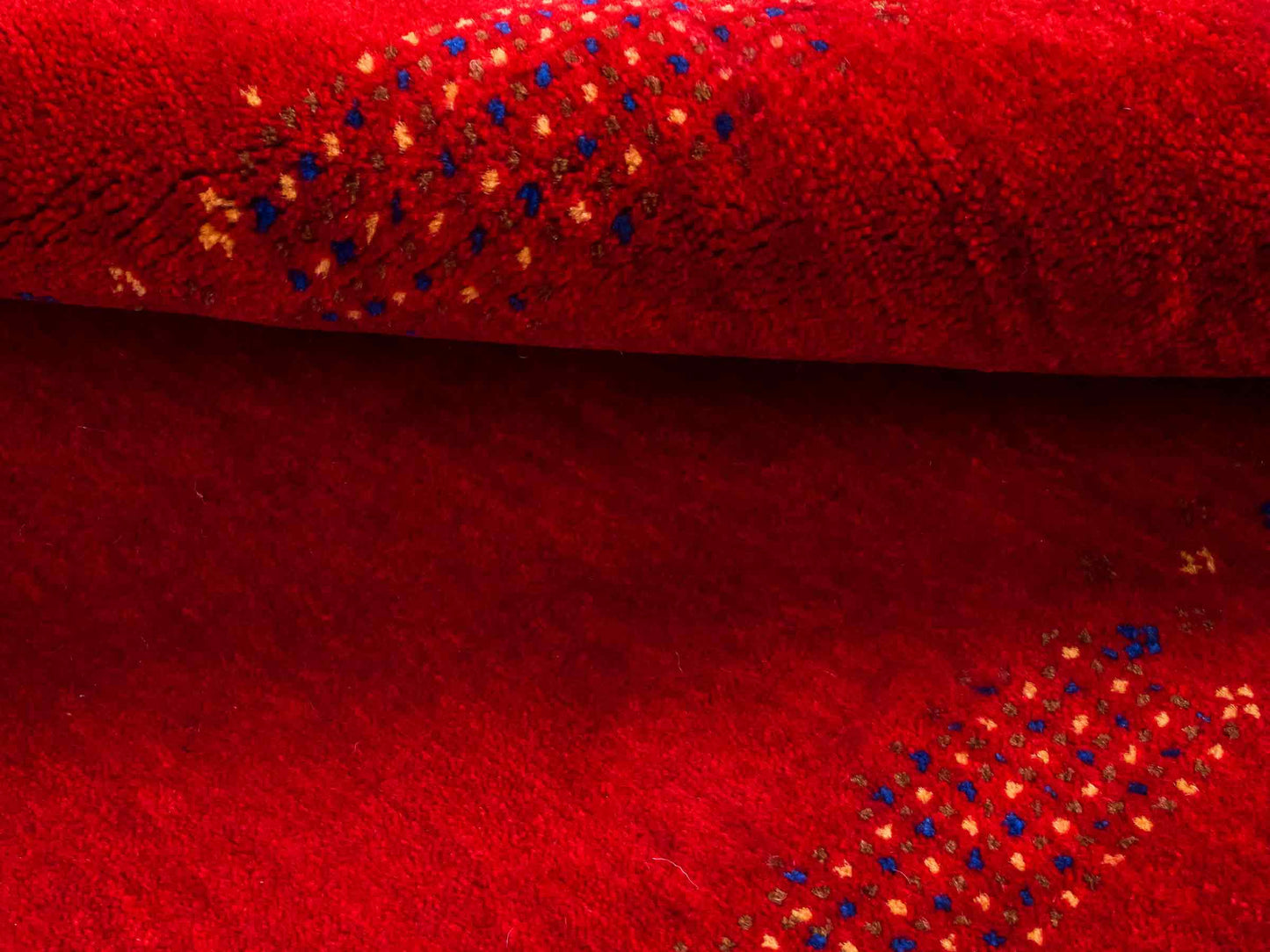 Handgeknüpfter Indo Loribaft Orientteppich von Khademi aus Wolle, rot. Geometrisches Nomaden-Design. Von Hand geknüpft in Indien. Größe: 100x60cm. Teppichnummer: KB4-1750. Verkauf durch Jupiter Intl.