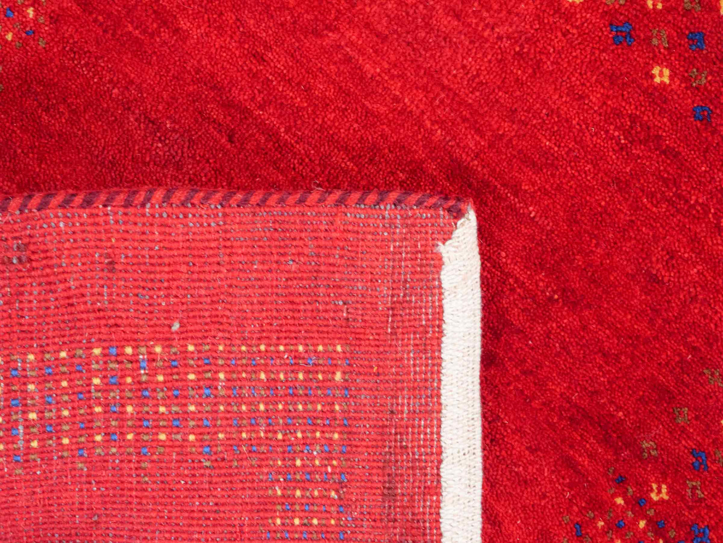 Handgeknüpfter Indo Loribaft Orientteppich von Khademi aus Wolle, rot. Geometrisches Nomaden-Design. Von Hand geknüpft in Indien. Größe: 100x61cm. Teppichnummer: KB4-1760. Verkauf durch Jupiter Intl.