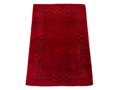 Handgeknüpfter Indo Loribaft Orientteppich von Khademi aus Wolle, rot. Geometrisches Nomaden-Design. Von Hand geknüpft in Indien. Größe: 100x61cm. Teppichnummer: KB4-1760. Verkauf durch Jupiter Intl.