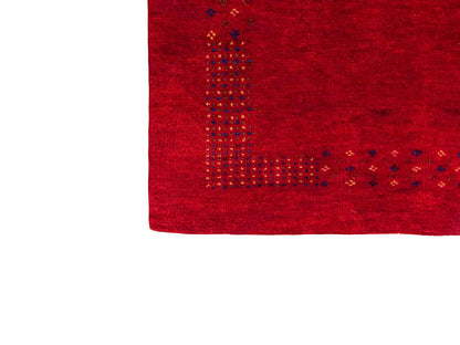 Handgeknüpfter Indo Loribaft Orientteppich von Khademi aus Wolle, rot. Geometrisches Nomaden-Design. Von Hand geknüpft in Indien. Größe: 100x61cm. Teppichnummer: KB4-1760. Verkauf durch Jupiter Intl.