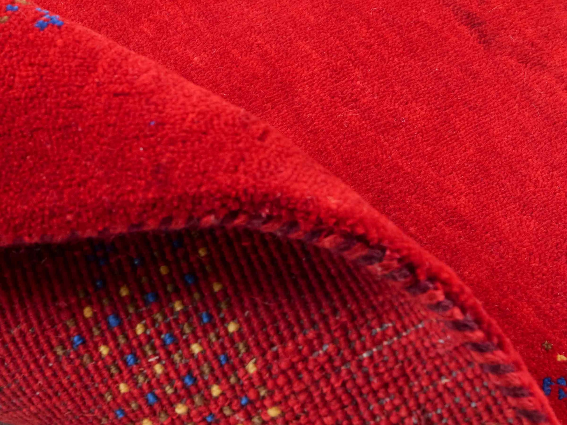 Handgeknüpfter Indo Loribaft Orientteppich von Khademi aus Wolle, rot. Geometrisches Nomaden-Design. Von Hand geknüpft in Indien. Größe: 100x61cm. Teppichnummer: KB4-1760. Verkauf durch Jupiter Intl.