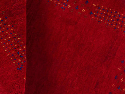 Handgeknüpfter Indo Loribaft Orientteppich von Khademi aus Wolle, rot. Geometrisches Nomaden-Design. Von Hand geknüpft in Indien. Größe: 100x61cm. Teppichnummer: KB4-1760. Verkauf durch Jupiter Intl.