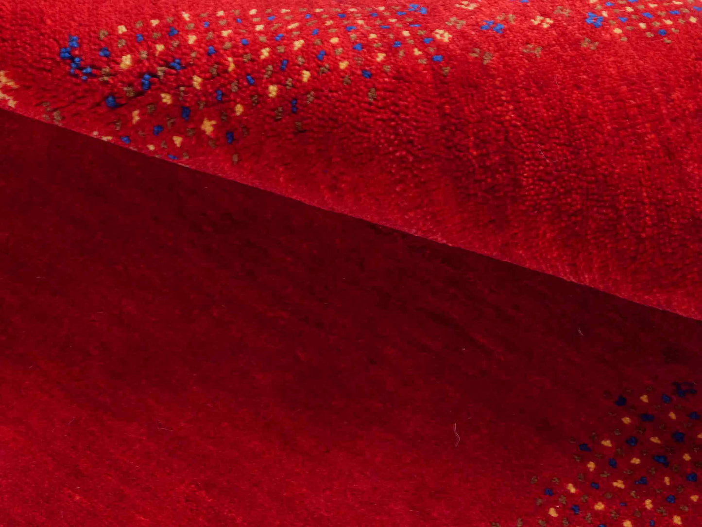 Handgeknüpfter Indo Loribaft Orientteppich von Khademi aus Wolle, rot. Geometrisches Nomaden-Design. Von Hand geknüpft in Indien. Größe: 100x61cm. Teppichnummer: KB4-1760. Verkauf durch Jupiter Intl.