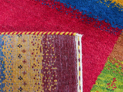 Handgeknüpfter Indo Loribaft Orientteppich von Khademi aus Wolle, rot, gold, mehrfarbig. Geometrisches Nomaden-Design. Von Hand geknüpft in Indien. Größe: 85x61cm. Teppichnummer: KB4-1737. Verkauf durch Jupiter Intl.