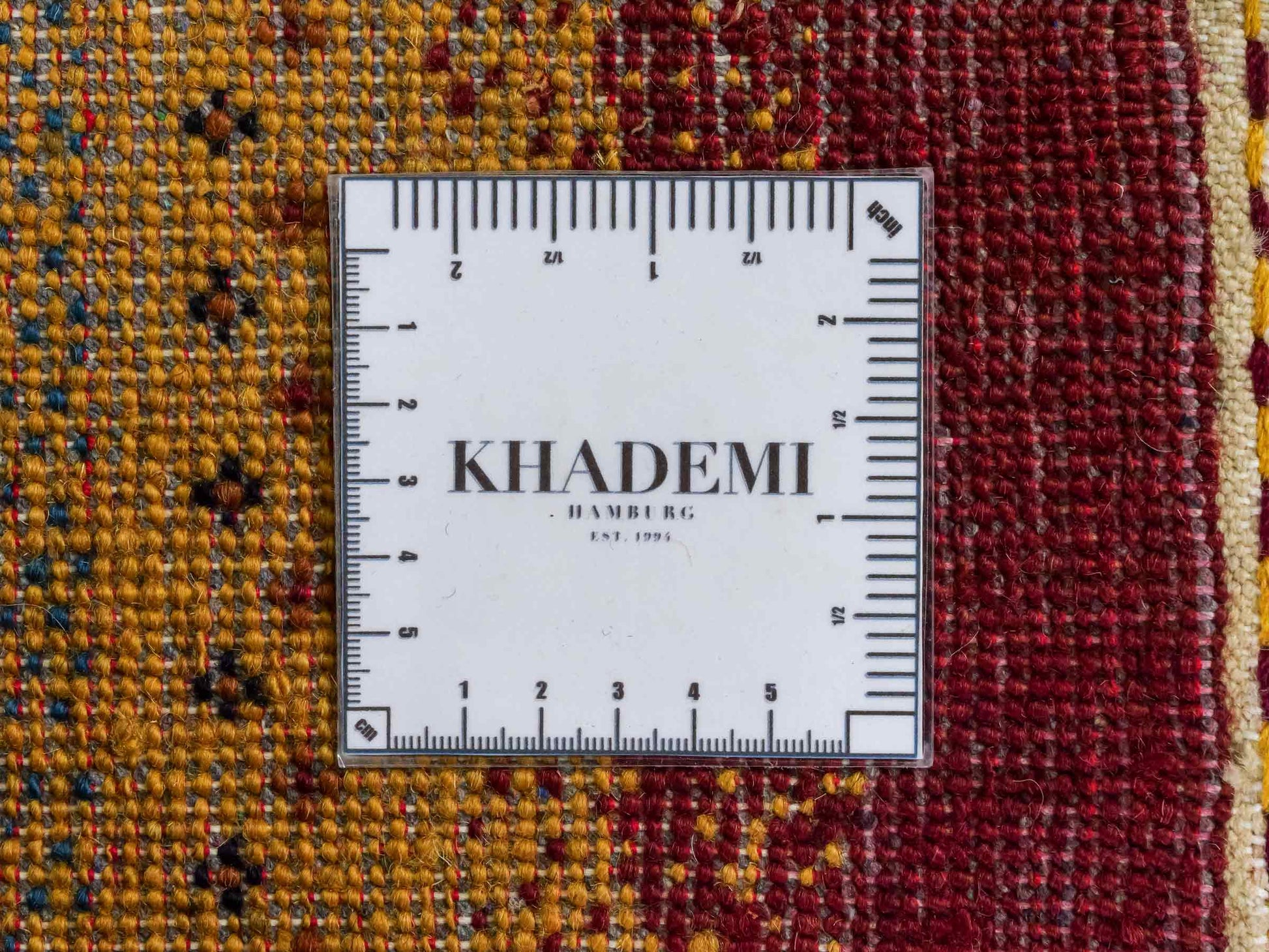 Handgeknüpfter Indo Loribaft Orientteppich von Khademi aus Wolle, rot, gold, mehrfarbig. Geometrisches Nomaden-Design. Von Hand geknüpft in Indien. Größe: 85x61cm. Teppichnummer: KB4-1737. Verkauf durch Jupiter Intl.