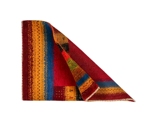 Handgeknüpfter Indo Loribaft Orientteppich von Khademi aus Wolle, rot, gold, mehrfarbig. Geometrisches Nomaden-Design. Von Hand geknüpft in Indien. Größe: 85x61cm. Teppichnummer: KB4-1737. Verkauf durch Jupiter Intl.