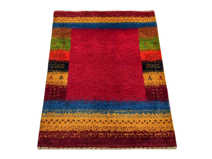 Handgeknüpfter Indo Loribaft Orientteppich von Khademi aus Wolle, rot, gold, mehrfarbig. Geometrisches Nomaden-Design. Von Hand geknüpft in Indien. Größe: 85x61cm. Teppichnummer: KB4-1737. Verkauf durch Jupiter Intl.