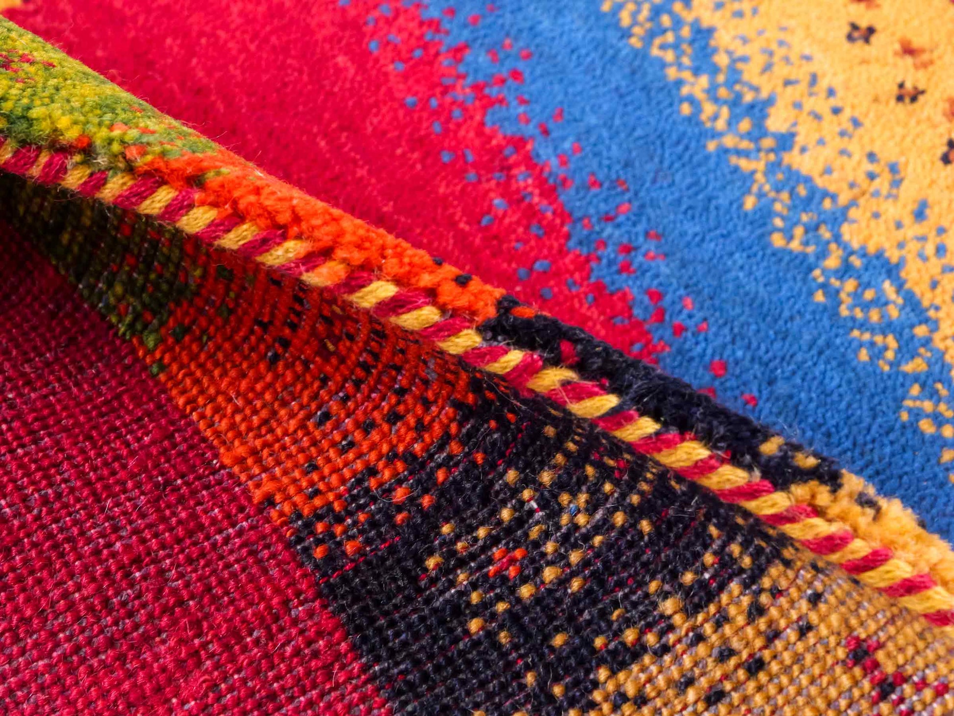 Handgeknüpfter Indo Loribaft Orientteppich von Khademi aus Wolle, rot, gold, mehrfarbig. Geometrisches Nomaden-Design. Von Hand geknüpft in Indien. Größe: 85x61cm. Teppichnummer: KB4-1737. Verkauf durch Jupiter Intl.