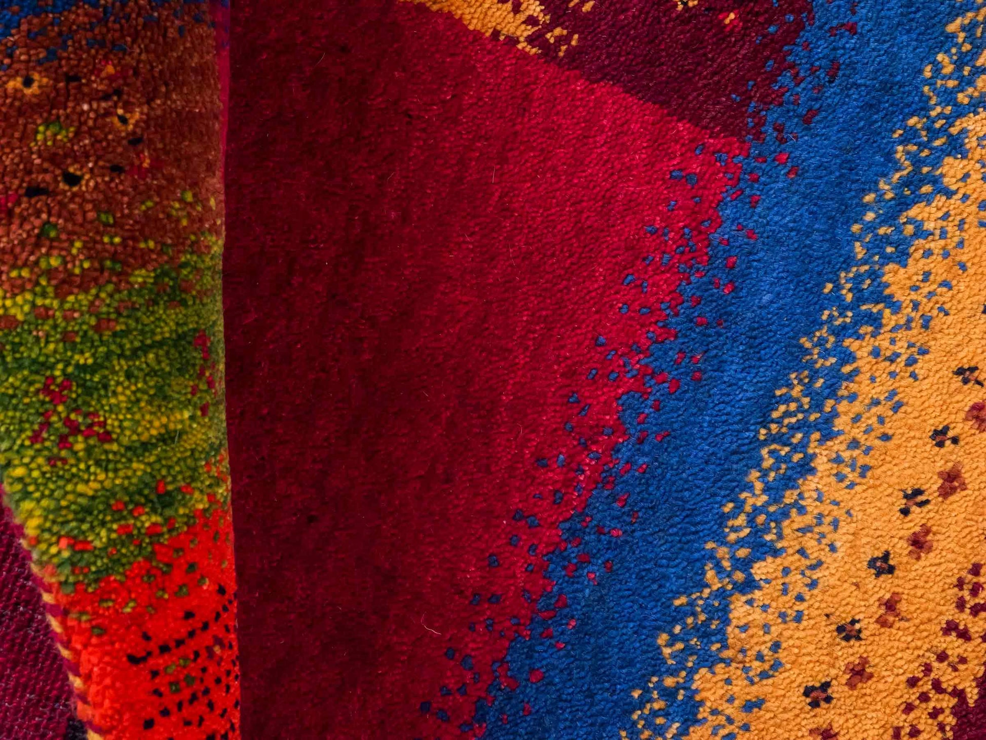 Handgeknüpfter Indo Loribaft Orientteppich von Khademi aus Wolle, rot, gold, mehrfarbig. Geometrisches Nomaden-Design. Von Hand geknüpft in Indien. Größe: 85x61cm. Teppichnummer: KB4-1737. Verkauf durch Jupiter Intl.