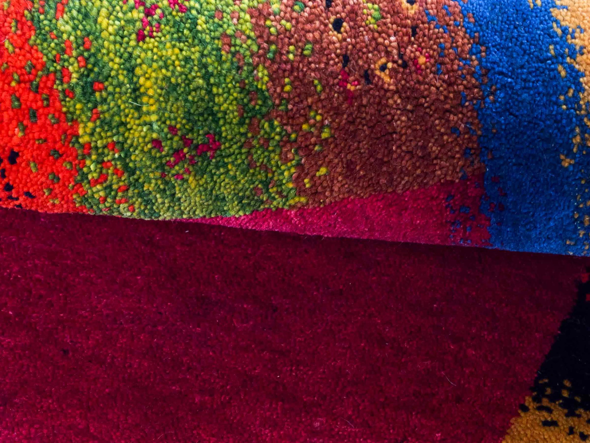 Handgeknüpfter Indo Loribaft Orientteppich von Khademi aus Wolle, rot, gold, mehrfarbig. Geometrisches Nomaden-Design. Von Hand geknüpft in Indien. Größe: 85x61cm. Teppichnummer: KB4-1737. Verkauf durch Jupiter Intl.