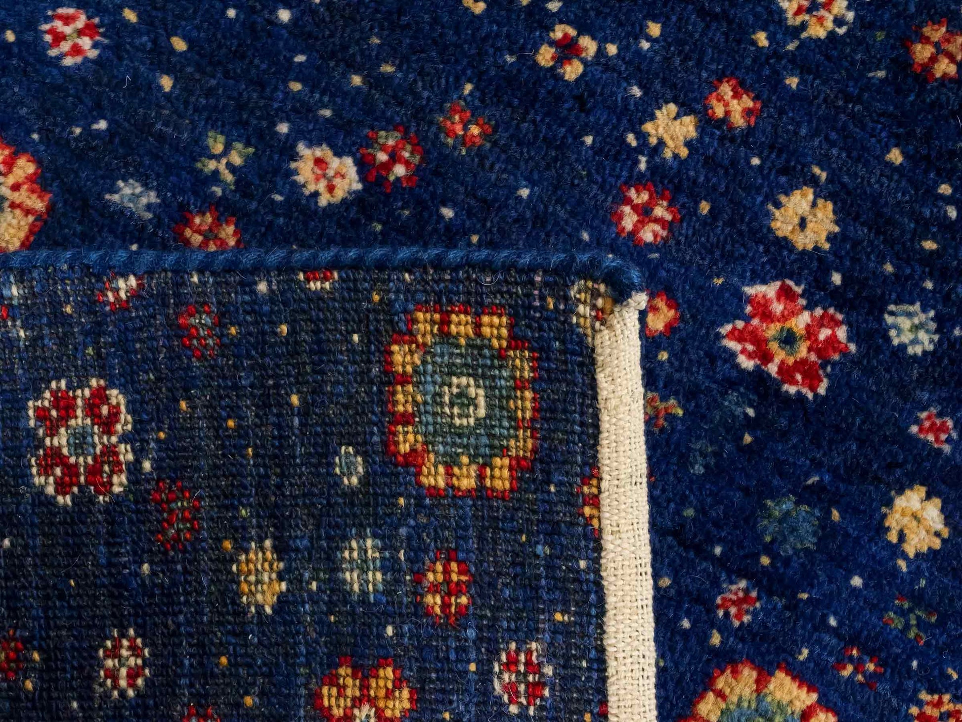 Handgeknüpfter Indo Loribaft Orientteppich von Khademi aus Wolle, blau. Florales Nomaden-Design. Von Hand geknüpft in Indien. Größe: 87x58cm. Teppichnummer: KB4-1743. Verkauf durch Jupiter Intl.