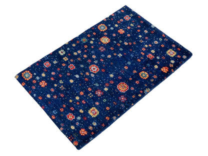 Handgeknüpfter Indo Loribaft Orientteppich von Khademi aus Wolle, blau. Florales Nomaden-Design. Von Hand geknüpft in Indien. Größe: 87x58cm. Teppichnummer: KB4-1743. Verkauf durch Jupiter Intl.