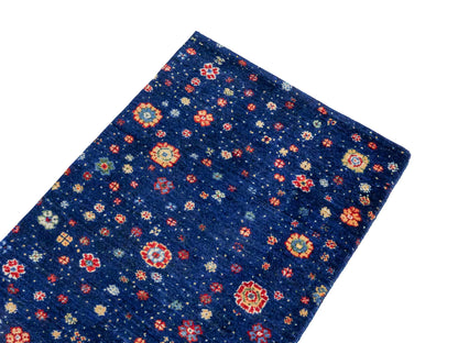 Handgeknüpfter Indo Loribaft Orientteppich von Khademi aus Wolle, blau. Florales Nomaden-Design. Von Hand geknüpft in Indien. Größe: 87x58cm. Teppichnummer: KB4-1743. Verkauf durch Jupiter Intl.