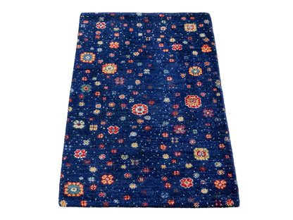 Handgeknüpfter Indo Loribaft Orientteppich von Khademi aus Wolle, blau. Florales Nomaden-Design. Von Hand geknüpft in Indien. Größe: 87x58cm. Teppichnummer: KB4-1743. Verkauf durch Jupiter Intl.
