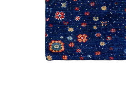 Handgeknüpfter Indo Loribaft Orientteppich von Khademi aus Wolle, blau. Florales Nomaden-Design. Von Hand geknüpft in Indien. Größe: 87x58cm. Teppichnummer: KB4-1743. Verkauf durch Jupiter Intl.