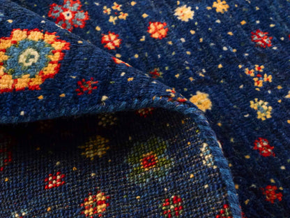 Handgeknüpfter Indo Loribaft Orientteppich von Khademi aus Wolle, blau. Florales Nomaden-Design. Von Hand geknüpft in Indien. Größe: 87x58cm. Teppichnummer: KB4-1743. Verkauf durch Jupiter Intl.