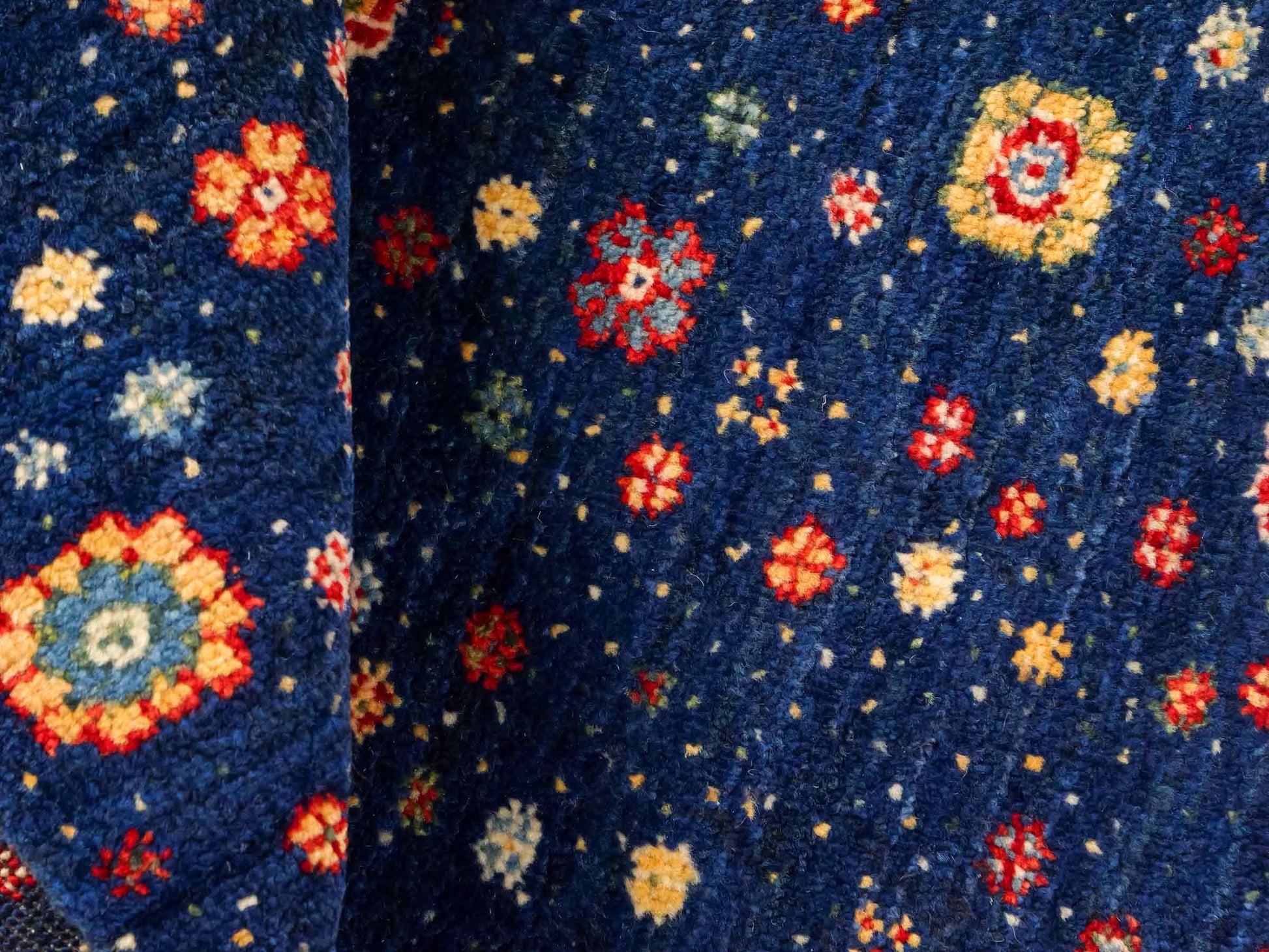 Handgeknüpfter Indo Loribaft Orientteppich von Khademi aus Wolle, blau. Florales Nomaden-Design. Von Hand geknüpft in Indien. Größe: 87x58cm. Teppichnummer: KB4-1743. Verkauf durch Jupiter Intl.