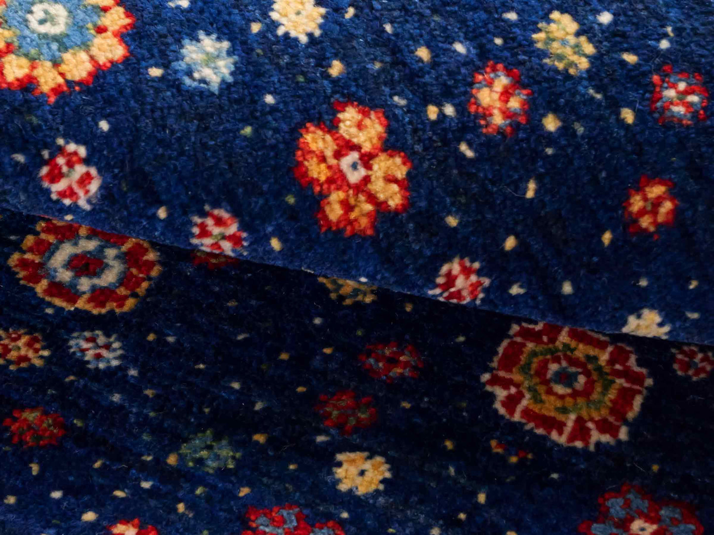 Handgeknüpfter Indo Loribaft Orientteppich von Khademi aus Wolle, blau. Florales Nomaden-Design. Von Hand geknüpft in Indien. Größe: 87x58cm. Teppichnummer: KB4-1743. Verkauf durch Jupiter Intl.