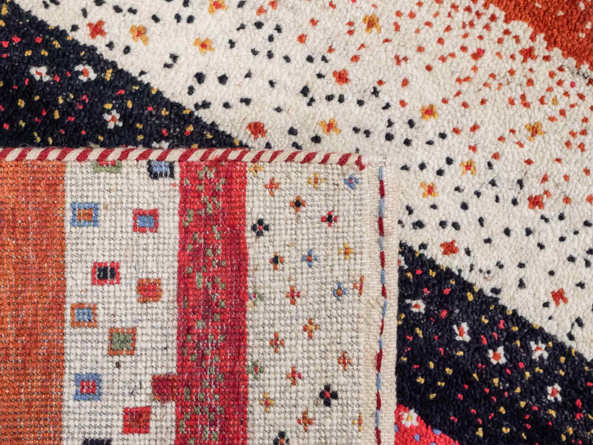 Handgeknüpfter Indo Loribaft Orientteppich von Khademi aus Wolle, cremeweiß, rot. Gestreiftes Nomaden-Design. Von Hand geknüpft in Indien. Größe: 88x60cm. Teppichnummer: KB4-1755. Verkauf durch Jupiter Intl.