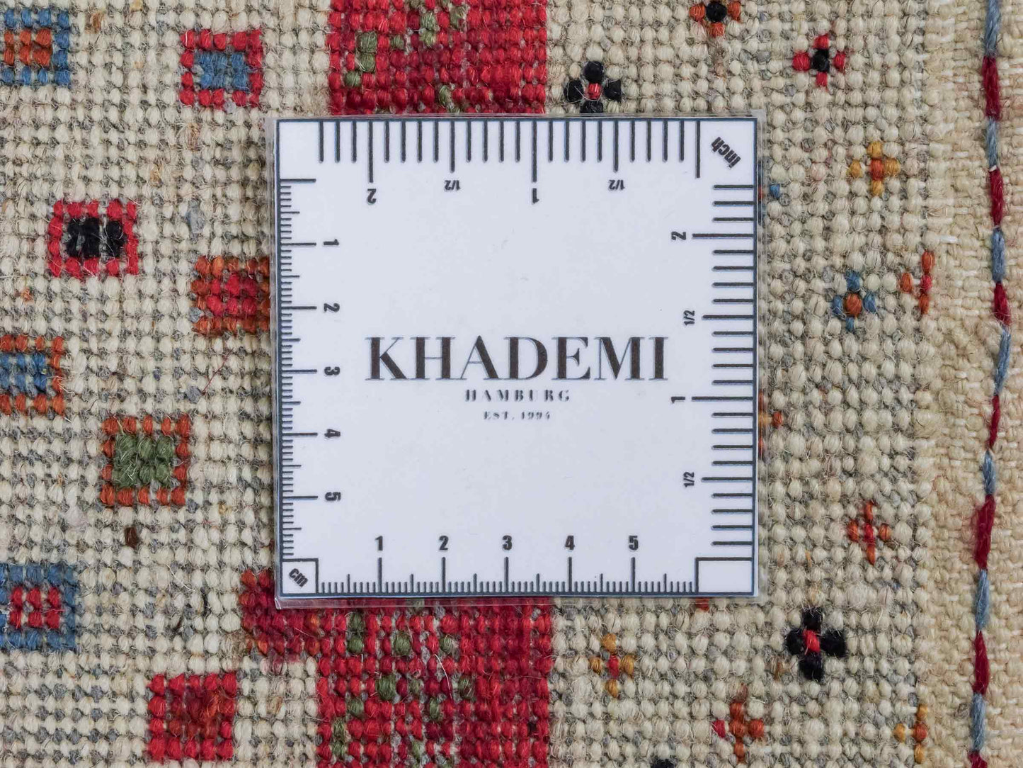 Handgeknüpfter Indo Loribaft Orientteppich von Khademi aus Wolle, cremeweiß, rot. Gestreiftes Nomaden-Design. Von Hand geknüpft in Indien. Größe: 88x60cm. Teppichnummer: KB4-1755. Verkauf durch Jupiter Intl.